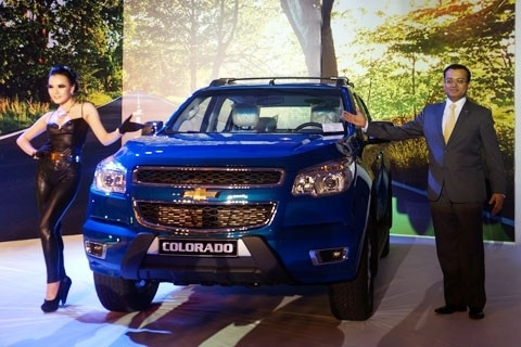 Là dòng xe bán tải thường được sử dụng để chuyên chở ở các công trường, Chevrolet Colorado mang ngoại hình khá hầm hố và nội thất rộng rãi, tiện dụng. Colorado sử dụng động cơ diesel I4 Duramax dung tích 2,8 lít, công suất 178 mã lực, mô-men xoắn cực đại 440 Nm. Hộp số sàn 5 cấp, dẫn động 2 cầu với chức năng cài cầu điện tử.