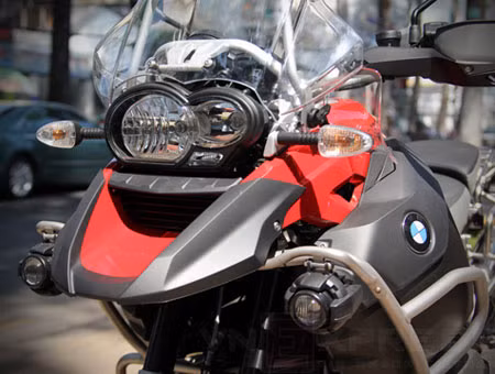 Xe trang bị "đồ chơi" dành cho những hành trình dài như: hệ thống khung bảo vệ động cơ phía trước, đèn sương mù, 3 thùng chứa đồ phía sau, cụm giảm xóc điều chỉnh điện...