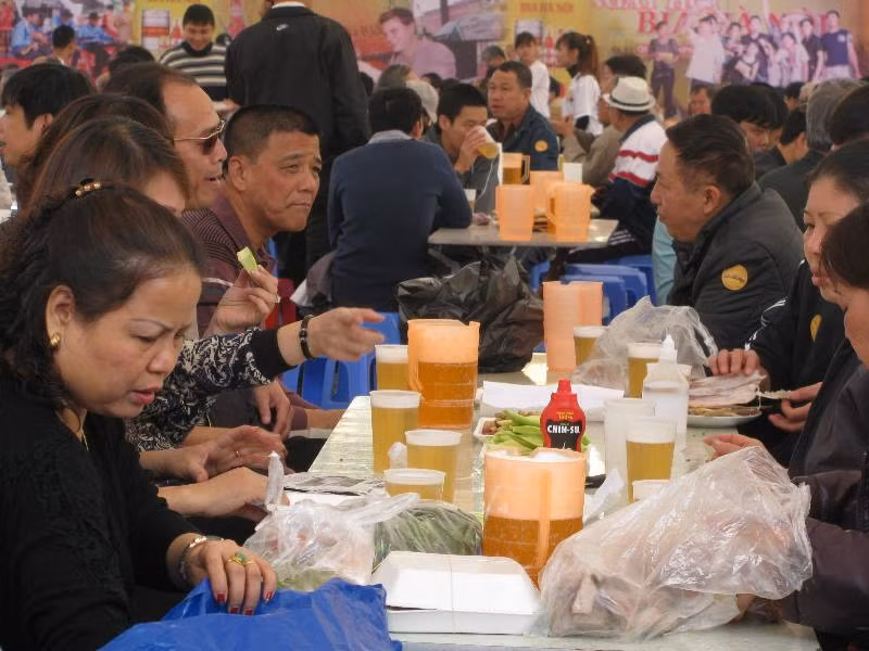 Những bàn bia xôm tụ với không ít "mồi nhắm".