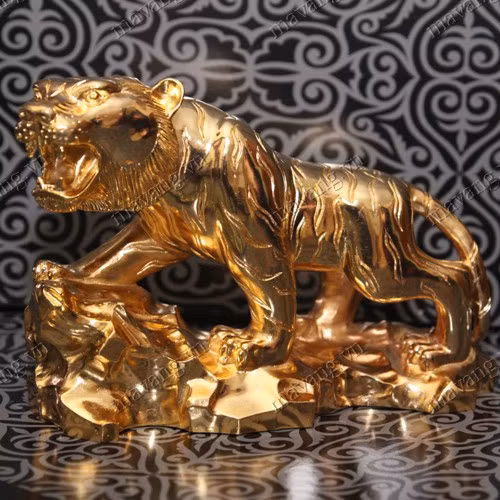 Tượng hổ mạ vàng là món quà "độc" dành tặng cho các nhà giáo mê phong thủy. Sản phảm thích hợp bày ở bàn làm việc hoặc trưng bày trong tủ kính tại nhà cũng như để ở bàn tiếp khách.