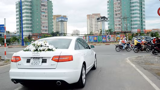 A6 là dòng sedan hạng sang của hãng xe Đức Audi, cùng phân khúc với E-class của Mercedes và BMW serie 5. Động cơ xăng 2.0 TFSI có dung tích thực 1.984 phân khối, 4 xi-lanh thẳng hàng, công suất 168 mã lực tại vòng tua 4.300-6.000 vòng/phút. Thời gian tăng tốc lên 100 km/h theo thử nghiệm là 8,5 giây. Vận tốc tối đa 224 km/h. Chiếc xe có giá khoảng 2 tỷ đồng và gắn biển đẹp 56N - 4567.