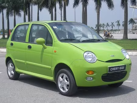 Chery QQ3 là mẫu xe được lắp ráp và phân phối trên thị trường Việt Nam bởi liên doanh ô tô Hòa Bình. Xe chỉ có một phiên bản duy nhất với dung tích xi-lanh chưa đến 1.0L và có giá khoảng 195 triệu đồng.