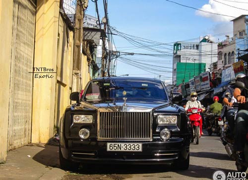 Rolls-Royce Phantom đang di chuyển chậm trên phố đông cũng lọt ống kính của Autogespot. Chiếc Rolls-Royce Phantom biển tứ quý 3333 này hiện đang thuộc quyền sở hữu của một nữ đại gia trong nghành thủy sản thuộc thành phố Cần Thơ, bà Phạm Thị Diệu Hiền. Siêu xe Phantom này từng được bà Hiền trưng ra trong đám cưới của cậu "quý tử" với hotgirl Quỳnh Chi năm 2012.