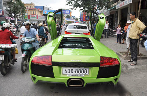 Ngoại thất của chiếc Murcielago LP640 có một số thay đổi nhỏ so với thế hệ đầu tiên, với cản trước và sau được làm mới, các hốc gió 5 cạnh và pô đơn hình lục giác cỡ lớn.