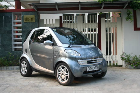 Qua hình ảnh, có thể thấy chiếc Smart ForTwo của Cường Đô la được trang bị cụm đèn hậu tách làm 3 theo chiều dọc. Do đó, chiếc xe có thể thuộc phiên bản 2005-2006. Đây là loại xe 2 chỗ ngồi nhỏ gọn đã chinh phục thị trường châu Âu trong một thời gian dài.