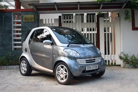 Qua hình ảnh, có thể thấy chiếc Smart ForTwo của Cường Đô la được trang bị cụm đèn hậu tách làm 3 theo chiều dọc. Do đó, chiếc xe có thể thuộc phiên bản 2005-2006. Đây là loại xe 2 chỗ ngồi nhỏ gọn đã chinh phục thị trường châu Âu trong một thời gian dài.