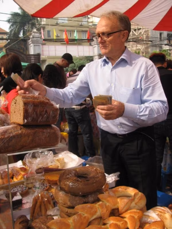 Quầy bánh ngọt mang phong cách Pháp của ông Gerald Gestel lúc nào cũng đông khách. Ông Gerald Gestel là một trong những thành viên đầu tiên bán hàng tại chợ.