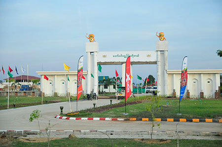 Cổng chào một khu vực dành để thi đấu tại SEA Games vừa mới được xây dựng.