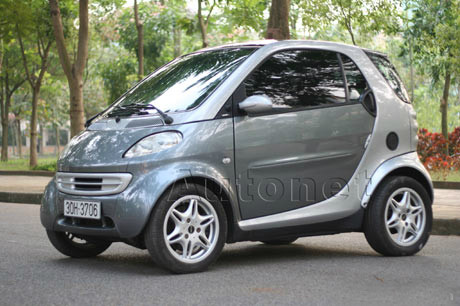 Đây cũng là một trong những đặc điểm thiết kế nổi bật của những sản phẩm Mercedes, không sử dụng các lốp xe và mâm xe kích thước nhỏ như xe Hàn Quốc. Trọng lượng của Smart ForTwo thế hệ đầu tiên chỉ dừng ở con số 730 kg. Bù lại, Smart ForTwo rất tiết kiệm nhiên liệu.