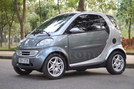 Đây cũng là một trong những đặc điểm thiết kế nổi bật của những sản phẩm Mercedes, không sử dụng các lốp xe và mâm xe kích thước nhỏ như xe Hàn Quốc. Trọng lượng của Smart ForTwo thế hệ đầu tiên chỉ dừng ở con số 730 kg. Bù lại, Smart ForTwo rất tiết kiệm nhiên liệu.