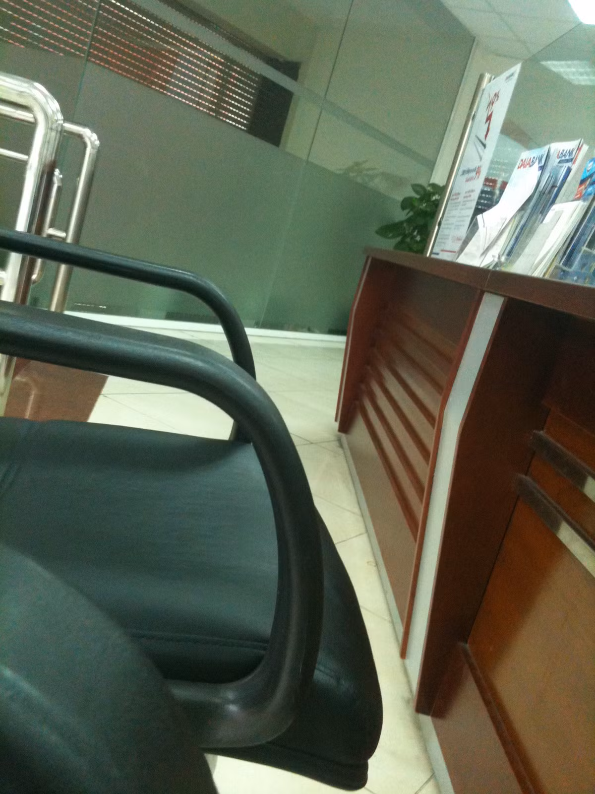 Tại thời điểm 15h15, không một khách hàng tại phòng giao dịch số 34 Nguyễn Thị Định.