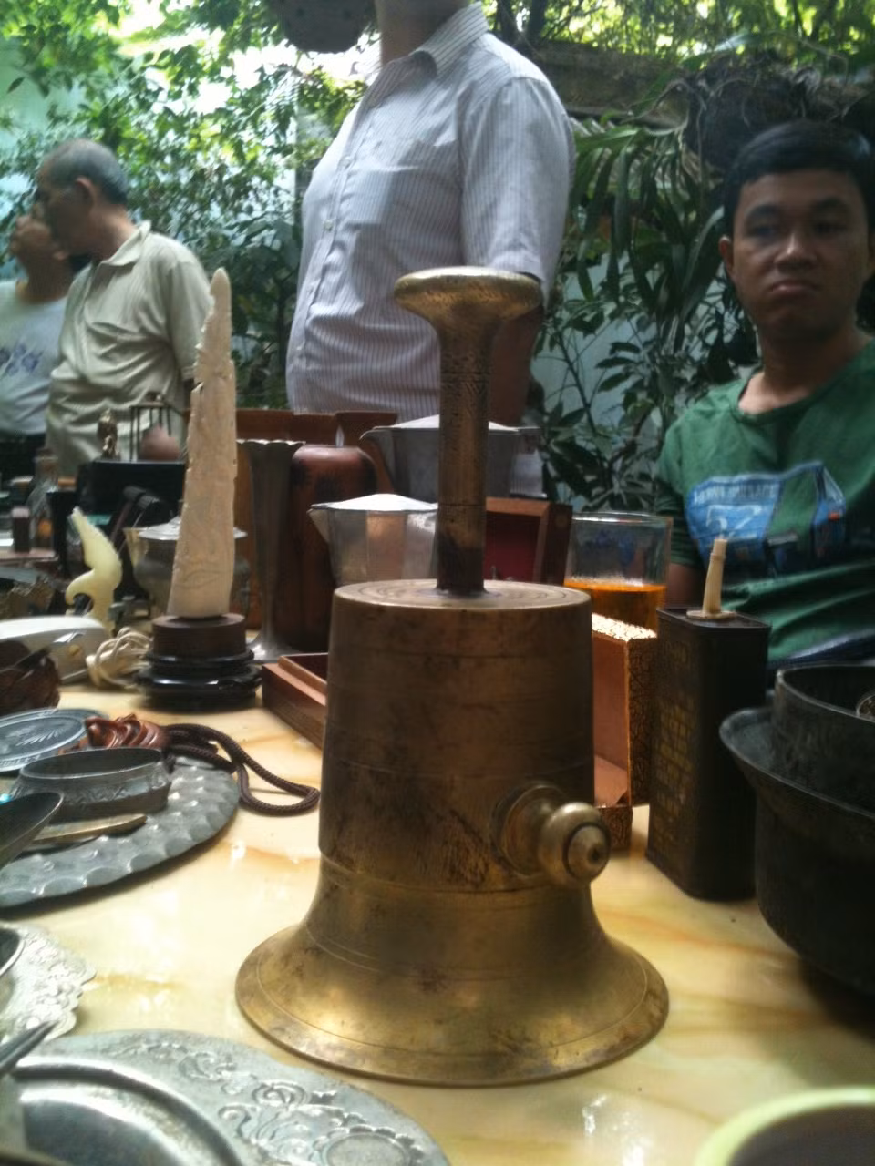 Hầu hết các món đồ tại phiên chợ đều có tuổi từ vài chục vào hàng trăm năm. Các món đồ được giới chơi đồ cổ săn lùng từ nhiều vùng, nhiều nguồn khác nhau. Trong ảnh là chiếc chuông đồng mà người bán hàng giới thiệu là có tuổi thọ khoảng 50 năm.