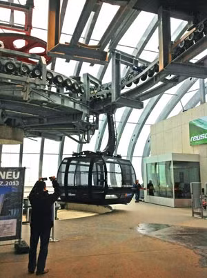 Với sức chứa 35 khách/cabin, hệ thống cáp treo có công suất vận chuyển tối đa 2.000 lượt khách/giờ.