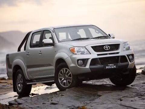Mẫu xe bán tải Toyota Hilux được khá nhiều người ưa chuộng. Xe mang thiết kế mạnh mẽ và to lớn. Toyota Hilux sử dụng động cơ 2.5E cho bản cầu trước, công suất 141 mã lực và mô-men xoắn 343 Nm. Phiên bản 2 cầu sử dụng động cơ 3.0G, công suất 161 mã lực, mô-men xoắn 343 Nm.