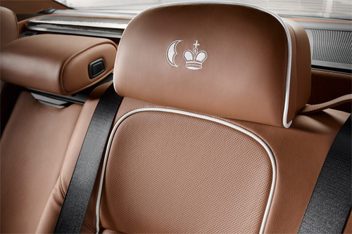 Bộ ghế trên BMW 760Li Sterling được bọc bằng chất liệu da cao cấp màu nâu vàng. Những chi tiết bằng bạc sáng bóng ở bảng táp-lô, 2 bên cửa ra vào và cụm điều khiển tạo sự tương phản.