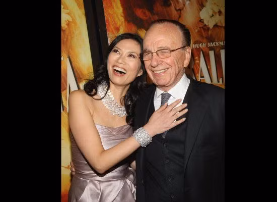 Bà Murdoch (Wendi Deng) gặp ông trùm truyền thông toàn cầu Rupert Murdoch trong lúc làm việc tại tập đoàn News Corp. Hiện tại, bà vẫn tham gia đế chế truyền thông của chồng sau khi kết hôn với tỷ phú này vào năm 1999.