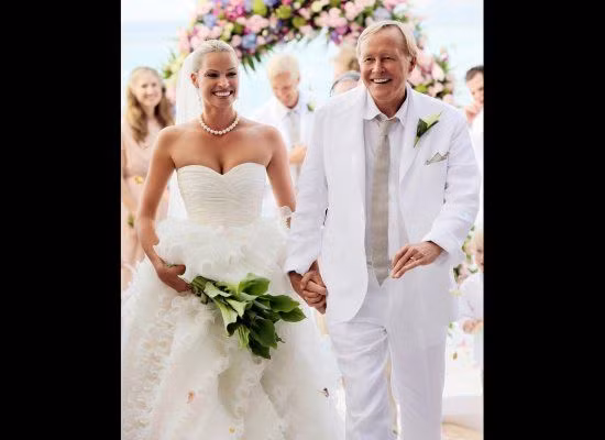 Đầu năm 2009, cựu người mẫu áo tắm Kristy Hinze của tạp chí Sports Illustrated, đã mặc áo cô dâu và sánh bước cùng nhà đồng sáng lập hãng Netscape là James Clark.