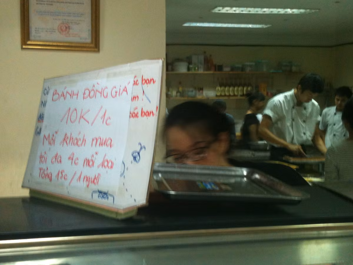 Mỗi khách hàng sẽ được mua tối đa 15 chiếc để mang về. Anh Dương cho biết, cửa hàng sẽ cố gắng hết sức để phục vụ nhu cầu của khách hàng. Cửa hàng sẽ mở cửa cả buổi chiều để đón khách và chỉ đóng cửa khi không còn bánh để bán cho khách.