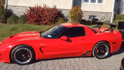 Chevrolet Corvette đời 2000 giá khoảng 15.000 USD.