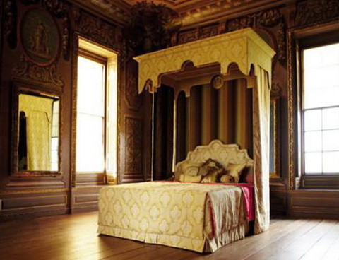 Ông Lê Ân tỏ ra là người chu đáo và chiều vợ hết mực trong khoản hưởng thụ. Chẳng thế mà ông mạnh tay chi 175.000 để "tậu" chiếc giường Hoàng Gia đắt nhất thế giới.