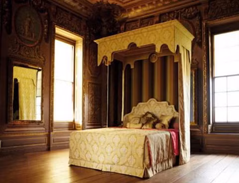 Ông Lê Ân tỏ ra là người chu đáo và chiều vợ hết mực trong khoản hưởng thụ. Chẳng thế mà ông mạnh tay chi 175.000 để "tậu" chiếc giường Hoàng Gia đắt nhất thế giới.