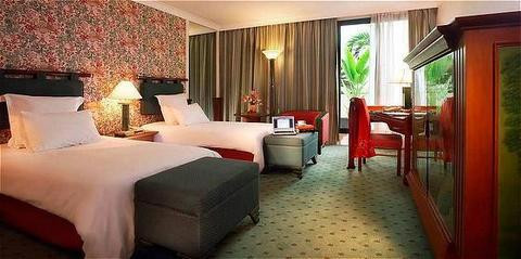 Phòng rộng hơn 100m2 nằm trên tầng 10, tầng áp chót của khách sạn, ấm cúng như một căn hộ khép kín, rất hiện đại, nhưng vẫn phảng phất nét truyền thống của người Việt Nam. (Trong ảnh là không gian một phòng trong khách sạn Hilton Opera).