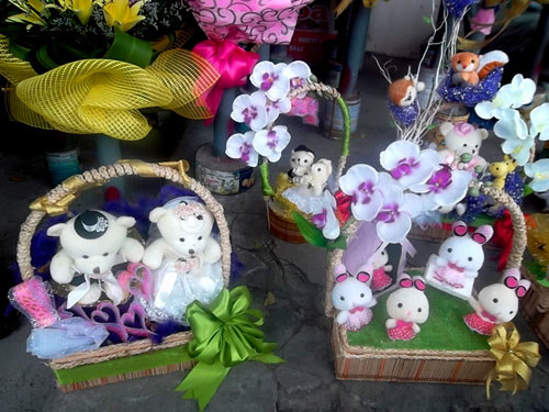 Các giỏ hoa này đều được làm rất thủ công, tỉ mỉ đến từng chi tiết. Giá của một giỏ hoa gấu bông như vậy được bán với giá 200 - 400 nghìn đồng/giỏ.