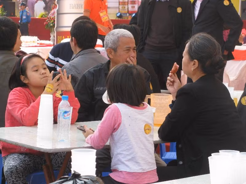 ... trẻ nhỏ "phải" đi cùng chồng, bố...