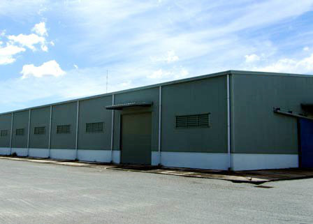 Khu vực nhà xưởng đóng cửa im lìm.