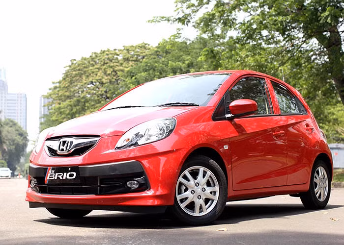 Honda vừa chính thức giới thiệu mẫu xe nhỏ, giá rẻ Brio Satya tại thị trường Indonesia với giá bán từ 106 triệu Rupial (tương đương 196 triệu đồng). Brio Satya sử dụng động cơ 1.2L SOHC 4 xi-lanh i-VTEC, công suất 88 mã lực, mô-men xoắn 109 Nm. Đi kèm hộp số sàn 5 cấp, xe đáp ứng tiêu chuẩn khí thải Euro 4.
