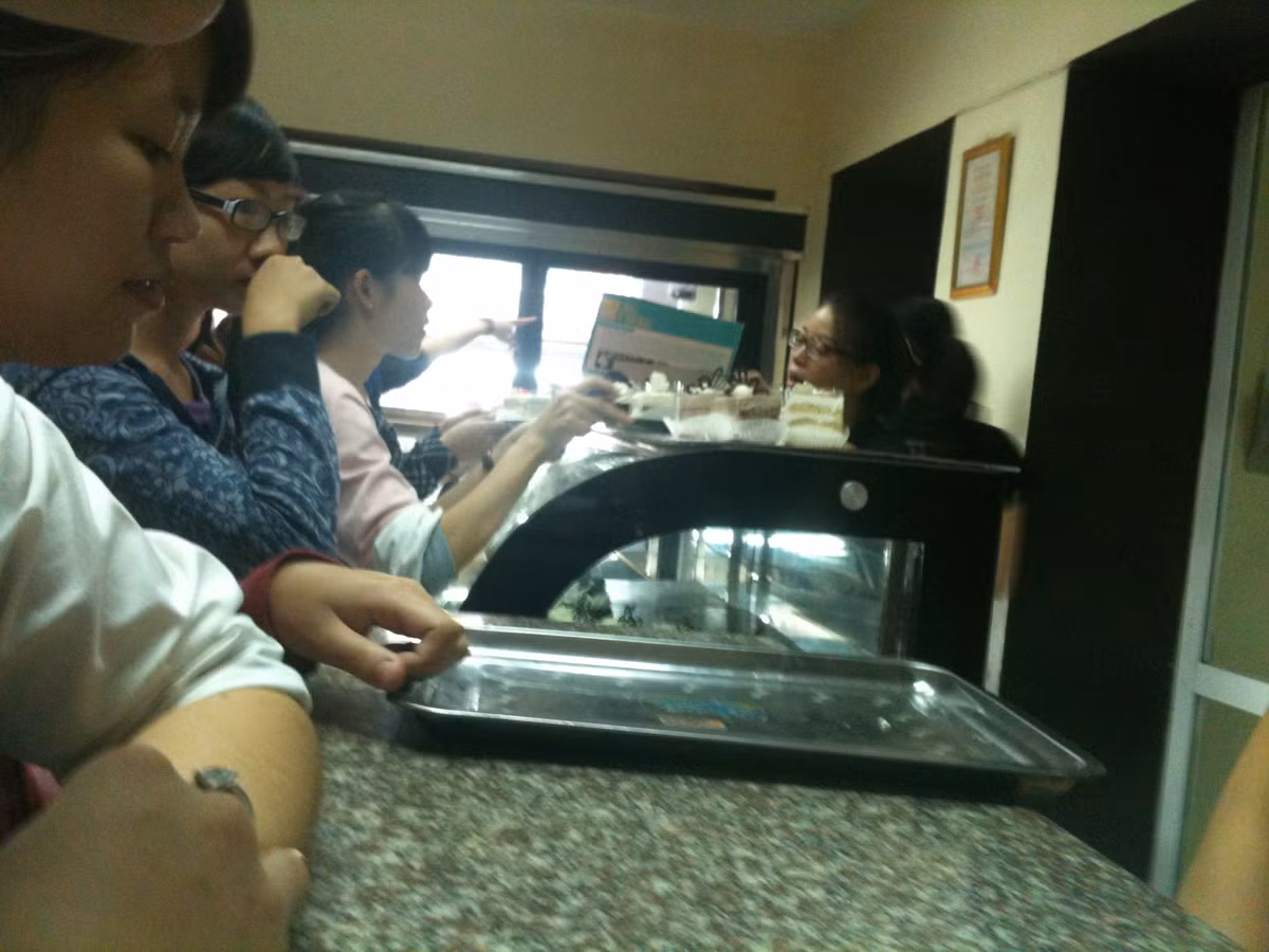 Bên trong cửa hàng, nhân viên phục vụ dường như phải làm việc hết công suất để đáp ứng được nhu cầu của khách hàng. Nhiều khay bánh mới ra lò đã hết nhẵn bởi nhu cầu mua bánh khá lớn.