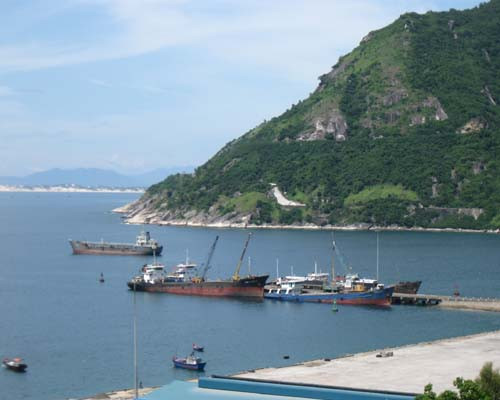 Chủ đầu tư cũng sẽ đầu tư xây dựng đê chắn sóng, đầu tư xây dựng hoàn chỉnh cảng Bãi Gốc theo hướng kết hợp cảng chuyên dụng lọc hóa dầu, cảng hàng tổng hợp, cảng hàng rời khô, cảng container và các bến dịch vụ phục vụ chung cho cả Khu kinh tế Nam Phú Yên. Ảnh: Công an TP.HCM.