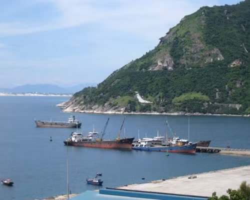 Chủ đầu tư cũng sẽ đầu tư xây dựng đê chắn sóng, đầu tư xây dựng hoàn chỉnh cảng Bãi Gốc theo hướng kết hợp cảng chuyên dụng lọc hóa dầu, cảng hàng tổng hợp, cảng hàng rời khô, cảng container và các bến dịch vụ phục vụ chung cho cả Khu kinh tế Nam Phú Yên. Ảnh: Công an TP.HCM.