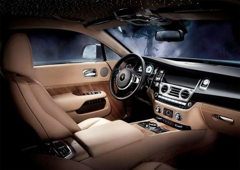 Rolls-Royce Wraith 2014 sử dụng động cơ 6.6 V12 tăng áp kép có công suất 624 mã lực và mô-men xoắn cực đại 800 Nm và động cơ này nối với hộp số tự động 8 cấp ZF, giúp xe tăng tốc từ 0 lên 100 km/giờ trong 4,6 giây, nhanh hơn 0,3 giây so với mẫu Ghost sedan trong khi đạt vận tốc tối đa là 250 km/h.