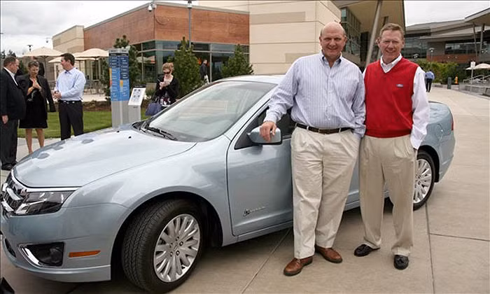 Steve Ballmer, CEO của công ty Microsorf cũng khá giản dị khi lựa chọn mẫu Ford Fusion Hybrid làm phương tiện di chuyển.
