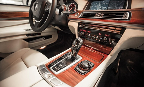 Xe trang bị động cơ Twin Power Turbo V12 có dung tích 6 lít với sức mạnh 544 mã lực, hộp số tự động 8 cấp tiêu chuẩn. Tại Việt Nam, chiếc siêu xe này có giá 6,7 tỷ đồng.