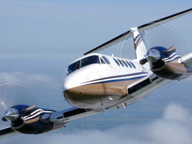 Loại máy bay King Air 200 được phát triển dựa trên phiên bản King Air 100, với chiều dài hơn 10 m và sải cánh hơn 15 m.