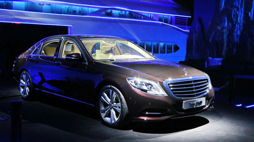 Mercedes-Benz S500 là phiên bản bọc thép của Transeco có khả năng bảo vệ ở mức B6 và B7. Siêu xe sử dụng động cơ xăng V8 twin-turbo, 4.6L, công suất 455 mã lực tại 5.250 vòng/phút, mô-men xoắn 700 Nm tại 1.800 – 3.500 vòng/phút. Mẫu xe sang đầu bảng của thương hiệu ngôi sao 3 cánh này có giá bán 5,889 tỷ đồng.