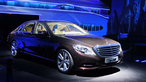 Mercedes-Benz S500 là phiên bản bọc thép của Transeco có khả năng bảo vệ ở mức B6 và B7. Siêu xe sử dụng động cơ xăng V8 twin-turbo, 4.6L, công suất 455 mã lực tại 5.250 vòng/phút, mô-men xoắn 700 Nm tại 1.800 – 3.500 vòng/phút. Mẫu xe sang đầu bảng của thương hiệu ngôi sao 3 cánh này có giá bán 5,889 tỷ đồng.