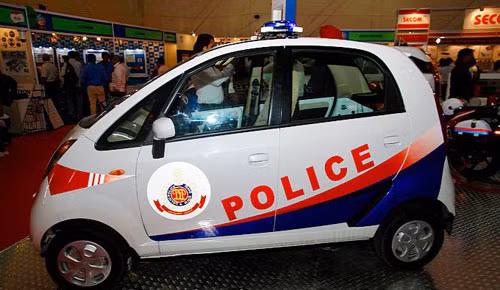 Hãng Tata Motors cũng vừa trình làng mẫu xe cảnh sát rẻ nhất thế giới với phiên bản cao cấp nhất gần 4.000 USD (gần 85 triệu đồng) tại thị trường Ấn Độ. Xe được trang bị giống hệt như một cảnh sát, có thêm đèn hiệu, còi đặc dụng, đèn chiếu, bộ đồ y tế và một ampli 80 Watt phù hợp với hệ thống điện trên xe.
