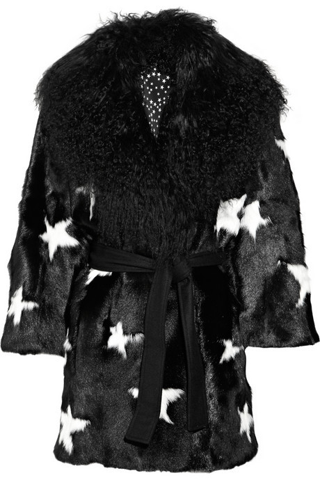 Áo khoác lông Dolce & Gabbana có giá đắt đỏ 69 triệu đồng.