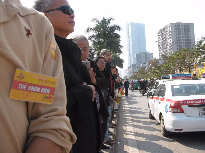 Rất đông người đứng dọc đường Văn Cao để chờ được vào uống bia. Đây là hoạt động thường niên của Habeco, được tổ chức vào Chủ nhật đầu tiên của tháng 12 hằng năm.