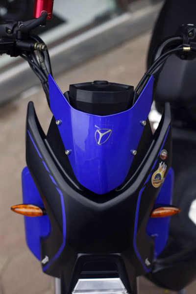 Đầu xe X-Men được trang bị một giáp chắn cực kì phong cách, biến tấu từ chữ cái đầu của thương hiệu.