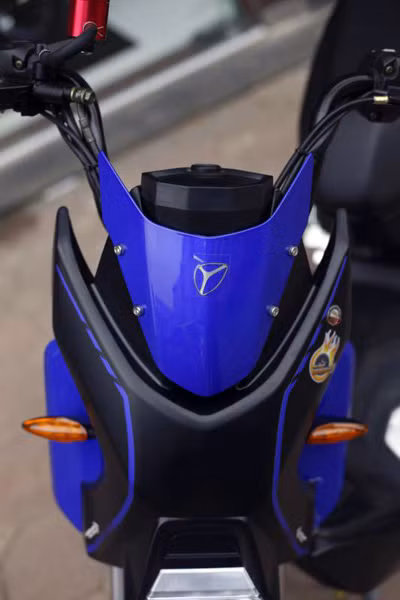 Đầu xe X-Men được trang bị một giáp chắn cực kì phong cách, biến tấu từ chữ cái đầu của thương hiệu.