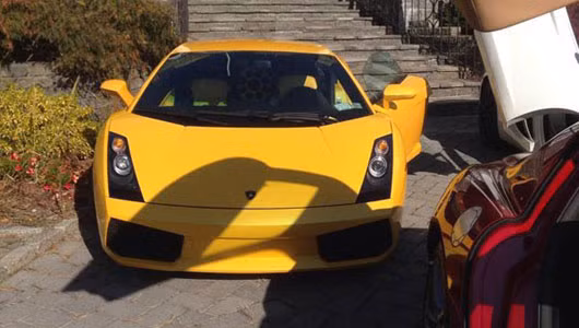 Lamborghini Gallardo màu vàng nổi bật trong bộ sưu tập siêu xe. Đây là mẫu xe bán chạy trên nhiều thị trường với vóc dáng thể thao đặc trưng. Xe trang bị động cơ V10 dung tích 5.0 lít.