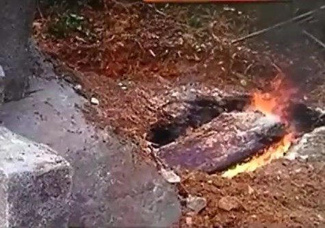 Ngôi mộ ông Mục vừa chôn được 3 ngày bị chính quyền địa phương huyện Kinh tỉnh An Huy cưỡng chế quật mộ, dội xăng đốt xác vì con cháu ông không chịu "hỏa táng theo quy định".