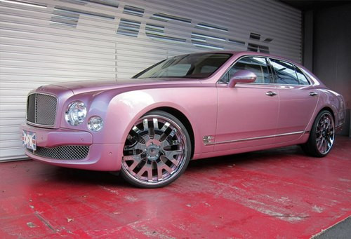 Chiếc Bentley Mulsanne màu hồng nhạt của hãng độ Nhật Bản Office-K cũng gây chú ý trên thị trường với màu sơn nữ tính cùng bộ vành hầm hố hiệu Forgiato. Mulsanne sử dụng đèn LED kết hợp đèn HID.