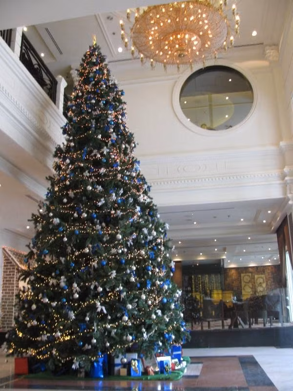 Khách sạn Moevenpick Hà Nội cũng trang hoàng cây thông lộng lẫy cao hơn 3 m.
