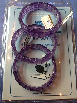 Còn chiếc vòng tay đá thạch anh tím brazil tự nhiên bản dẹt này có giá bán 1,3 triệu đồng. Nhiều người cho rằng, thạch anh tím có sức mạnh kỳ diệu giúp chủ nhân tích tài phú, trừ tà, mang lại bình an, may mắn và sức khỏe cho gia đình.