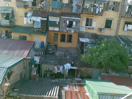 Cảnh lụp xụp tại Khu tập thể Quỳnh Mai. Ảnh: VnMedia.